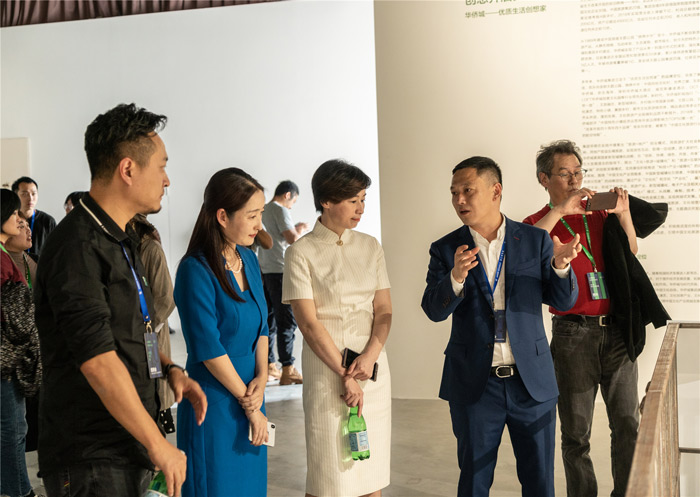 四川美术美院教授，联合策展人何桂彦为嘉宾导览.jpg